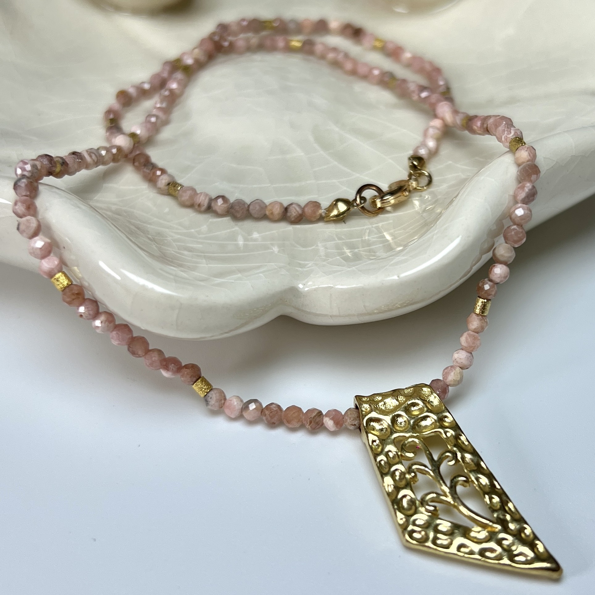 COLLAR RODONITA ENCHAPADO EN ORO