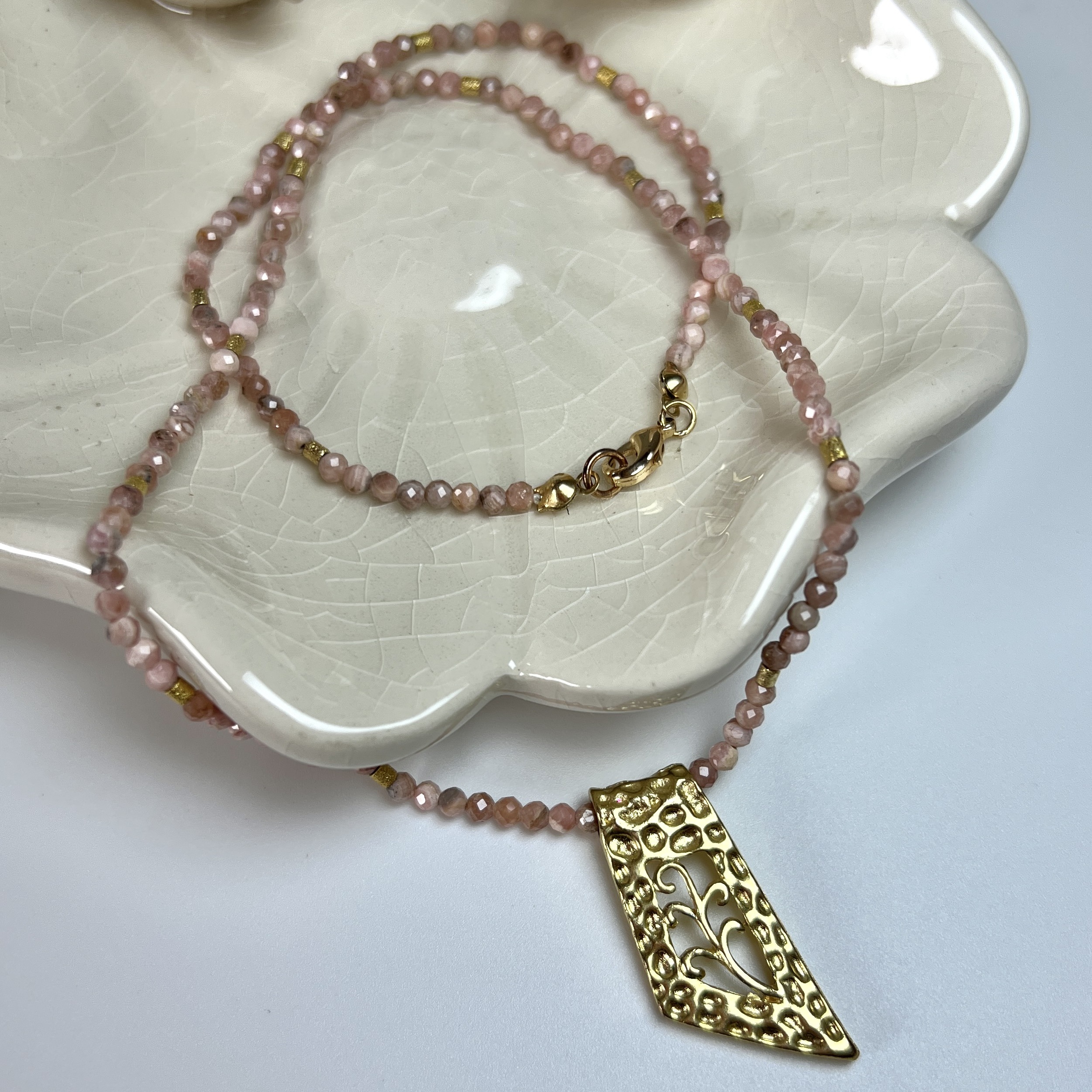 COLLAR RODONITA ENCHAPADO EN ORO