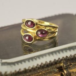 ANILLO TRIPLE BANDA PIEDRA NATURAL ENCHAPADO EN ORO