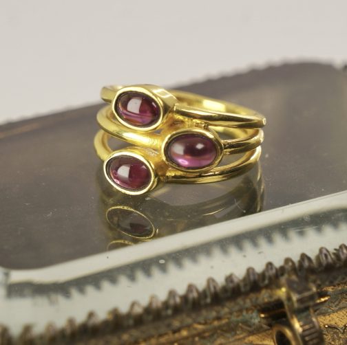 ANILLO TRIPLE BANDA PIEDRA NATURAL ENCHAPADO EN ORO