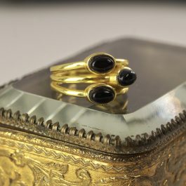 ANILLO TRIPLE BANDA PIEDRA NATURAL ENCHAPADO EN ORO