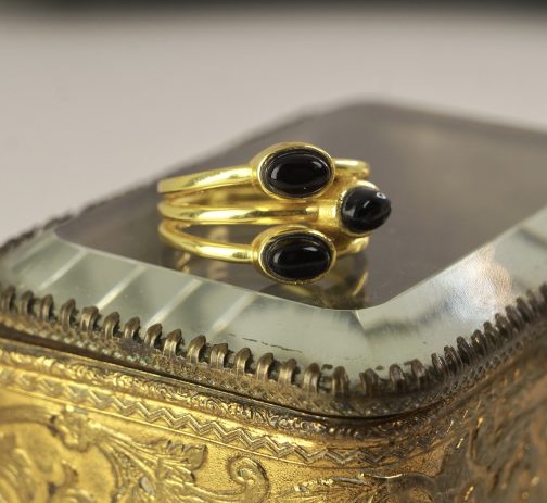 ANILLO TRIPLE BANDA PIEDRA NATURAL ENCHAPADO EN ORO