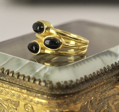 ANILLO TRIPLE BANDA PIEDRA NATURAL ENCHAPADO EN ORO - Imagen 2